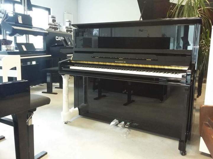 Location piano acoustique Tinténiac